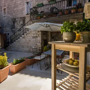 Kokolo Town House Split